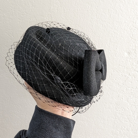 Classy Fascinator Black Lace Elegant Headpiece hat - Picture 3 of 8